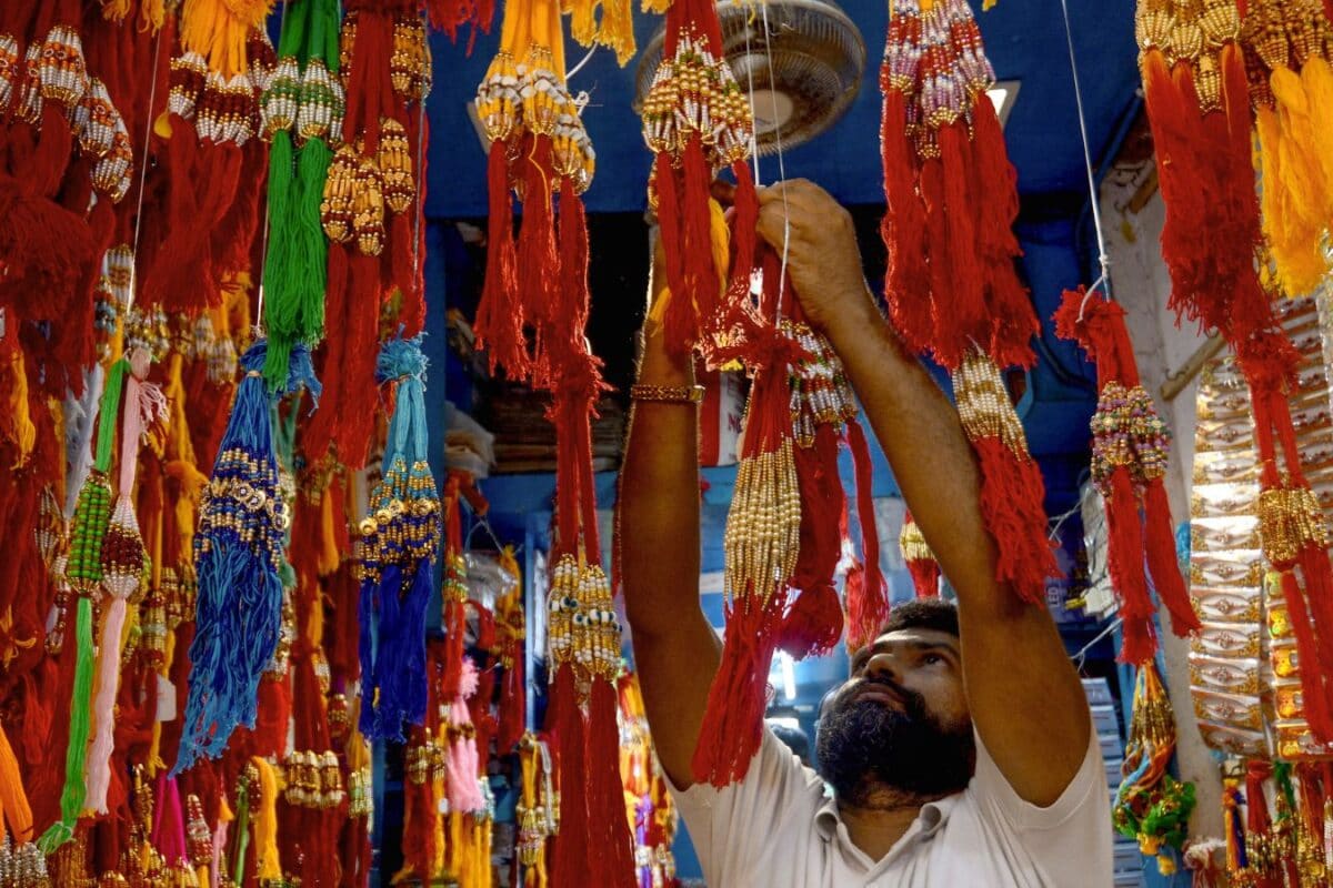 Rakshabandhan Special : कलाई पर सजेगी ‘विकसित भारत’ और ‘मोदी गारंटी’ वाली राखियां एक दिन 25 हजार करोड़ का कारोबार