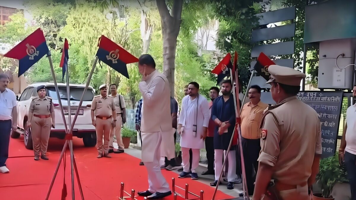 राष्ट्रगान के दौरान चले गए सतीश महाना, वीडियो वायरल