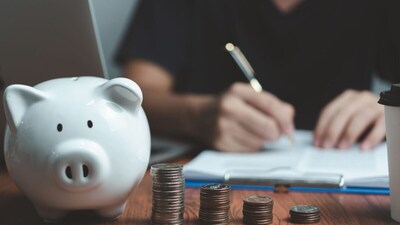 अपने निवेश लक्ष्य, समय अवधि और पूरे पोर्टफोलियो के प्रदर्शन पर भी नजर डालें.