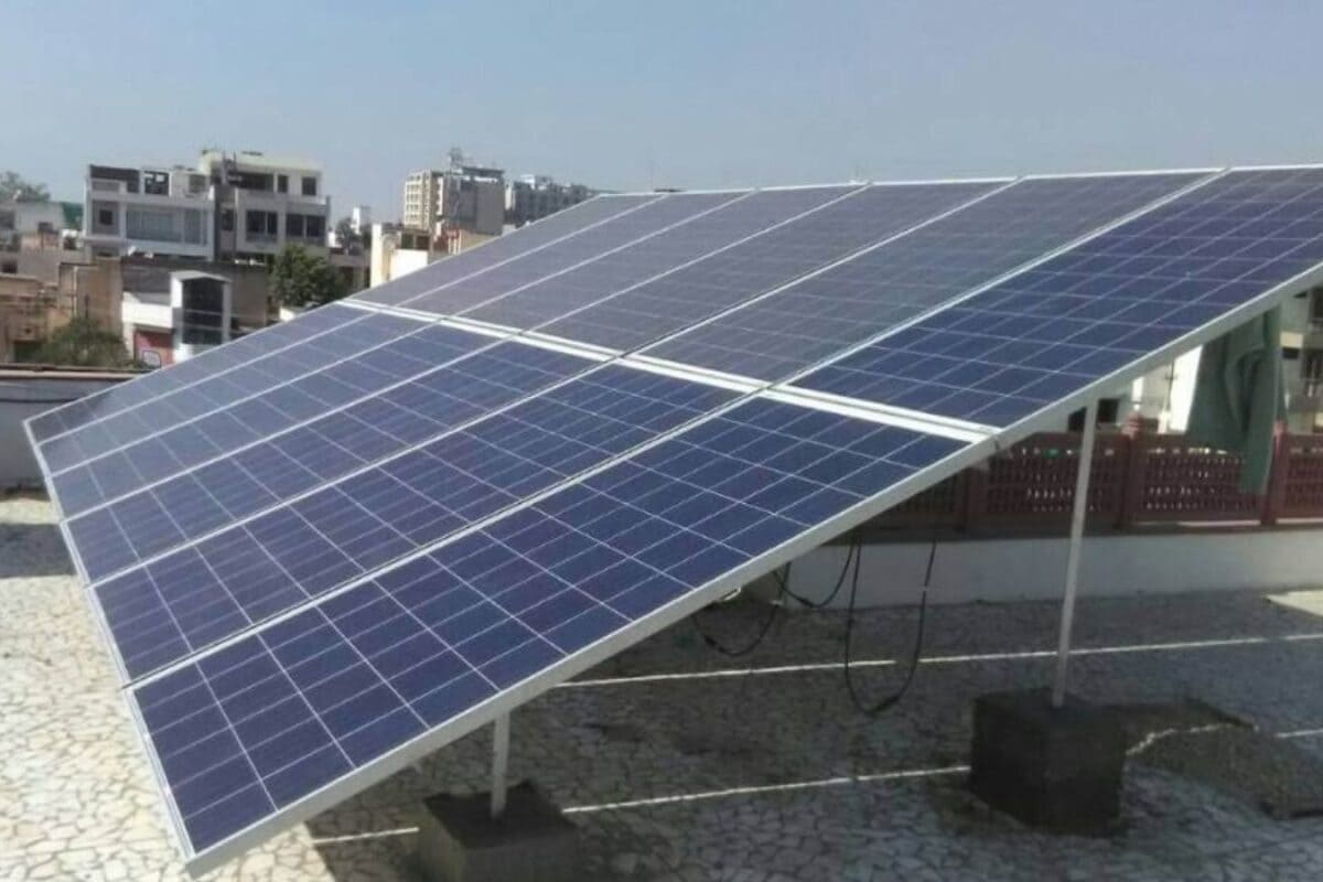 Solar Panel: सरकार दे रही 1 लाख, सिर्फ 700 रुपये महीने की किस्त में लगवाएं सोलर पैनल