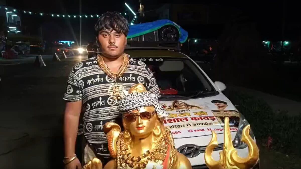 सोने की कांवड़ लेकर निकला शख्स, कीमत इतनी की आ जाए एक चार पहिया, फोटो खींचने की मची होड़ सोने की कांवड़ लेकर निकला शख्स, कीमत इतनी की आ जाए एक चार पहिया, फोटो खींचने की मची होड़