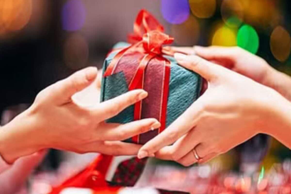 Tax on Gift : शादी के बाद बेटी को दिया लाखों का गिफ्ट क्या माता-पिता को देना पड़ेगा इन पैसों पर टैक्स