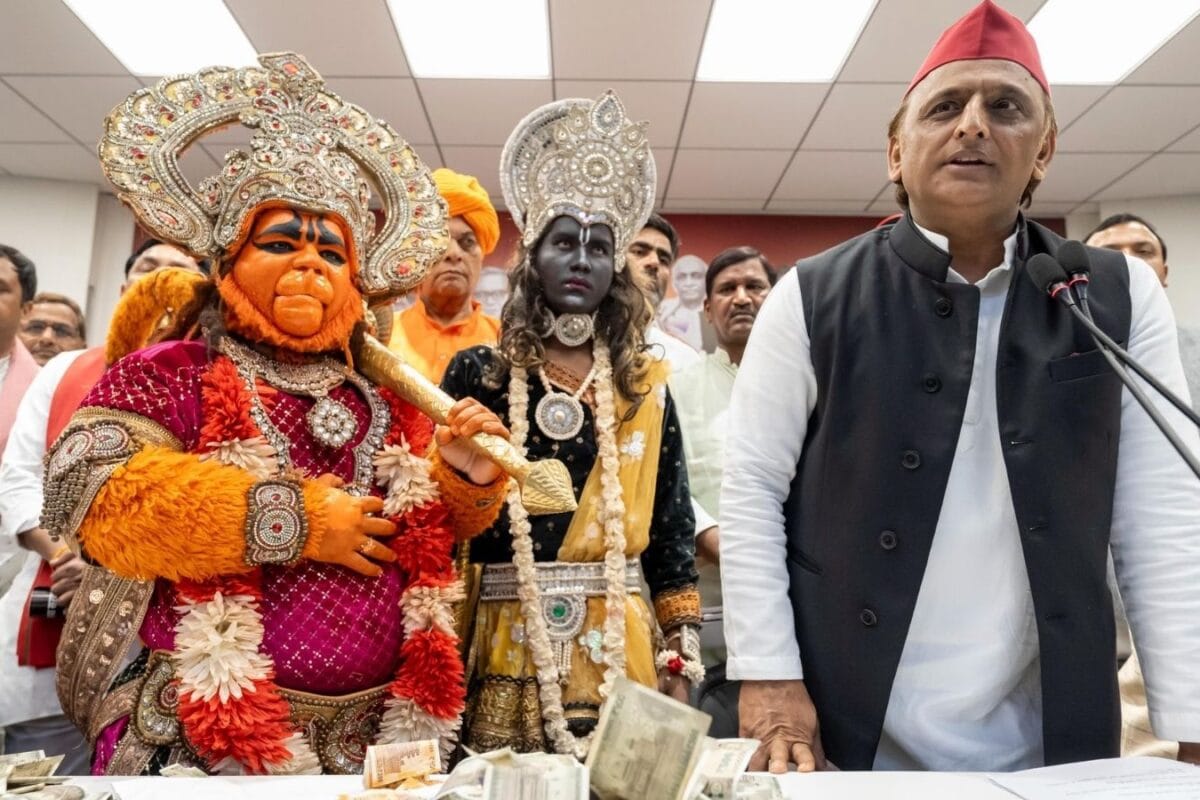 यूपी चुनाव 2027 से पहले अखिलेश यादव की लीला राम और हनुमान को दिए 51-51 हजार रुपये नकद इनाम