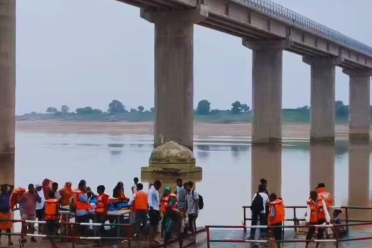 इंजन ने दिया धोखा, चंबल की धार में बहा स्टीमर, एक घंटे तक खतरे में रही 50-60 यात्रियों की जान