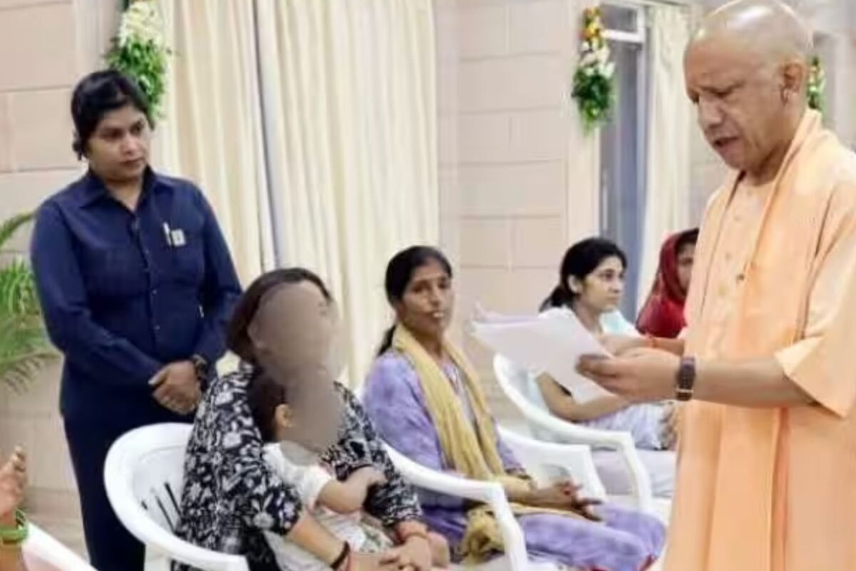 बारिश में बीमार बच्चे को लेकर जनता दरबार पहुंची मां, बीमारी देख पसीजा CM योगी का दिल, कहा- इलाज में पैसों की कमी नहीं होगी