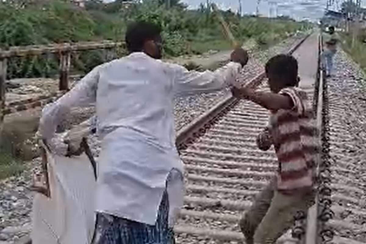 नशे में रेलवे ट्रैक पर लेट गया बेटा, दौड़कर आया पिता और डंडे से जमकर पीटा, वीडियो वायरल
