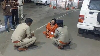 युवती को समझाइश के लिए महिला पुलिसकर्मियों को भी बुलाया गया.