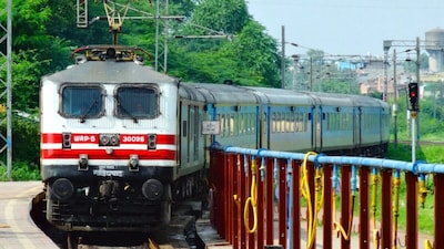 Railway Vacancy 2026 : रेलवे भर्ती के लिए अधिकतम उम्र सीमा 42 साल है. 