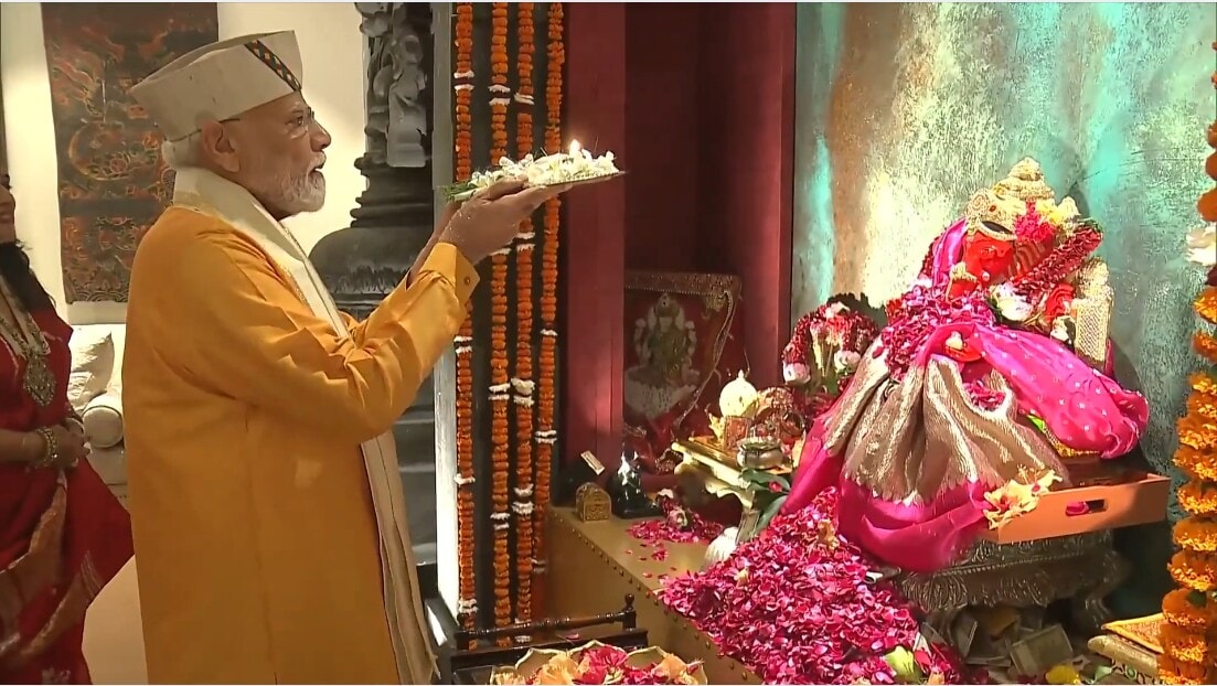 पीयूष गोयल के घर बप्पा के दर्शन करने पहुंचे पीएम मोदी देखें आरती का वीडियो