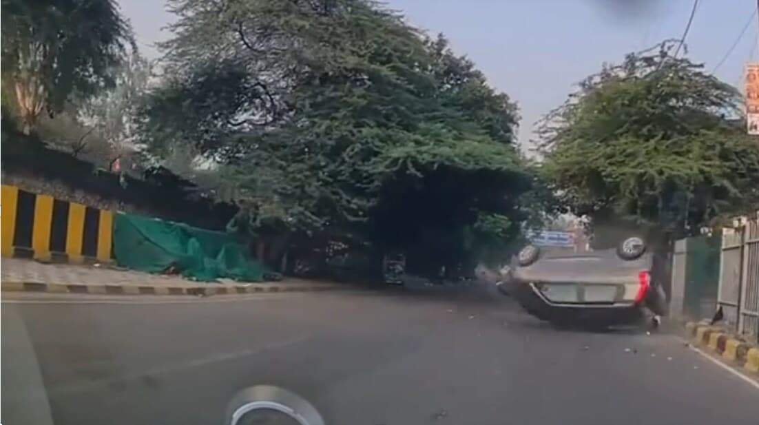 Delhi Car Accident: ओवरटेक के चक्कर में WagonR ने खाई ऐसी गुलाटी देखकर खड़े हो जाएंगे आपके रोंगटे