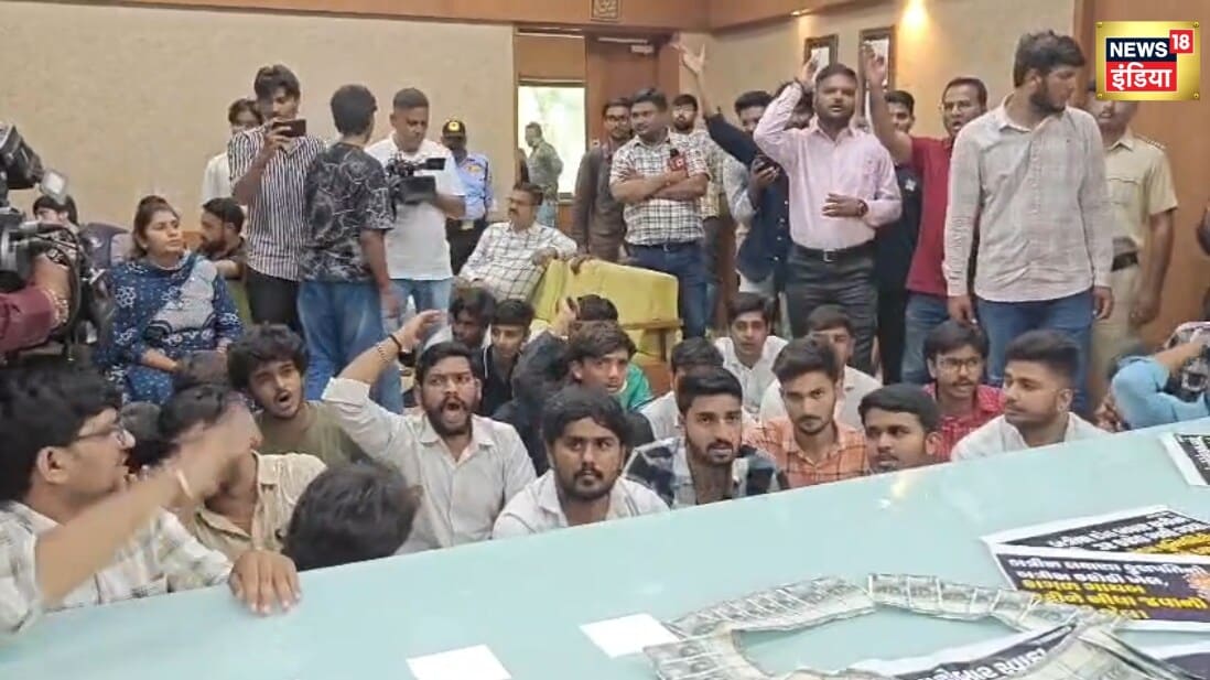 NSUI ने तोड़ा रजिस्ट्रार के दफ्तर का दरवाजा सीट को पहनाई नोटों की माला जमकर हुआ हंगामा