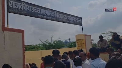 Beawar School Protest: नए भवन के बावजूद पुराने जर्जर स्कूल में क्लासें, ग्रामीणों ने तालाबंदी कर जताया विरोध