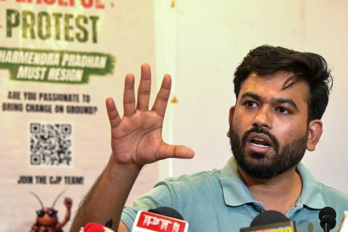 असम में आशुतोष रांका की हिरासत पर भड़के अभिजीत दीपके बोले- कल आ रहा हूं एयरपोर्ट पर गिरफ्तार कर लेना