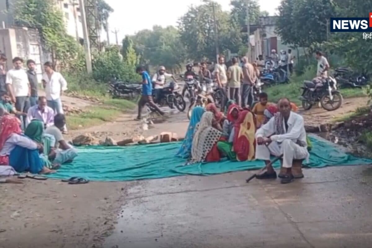 Alwar News: A high-voltage surge of 11,000 volts surged through residential homes, leaving four people injured. Irate villagers have blocked the road in protest.