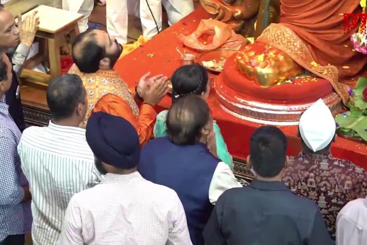 लालबागचा राजा के चरणों में नतमस्तक हुए मुकेश अंबानी अनंत और राधिका का दिखा भक्ति रूप