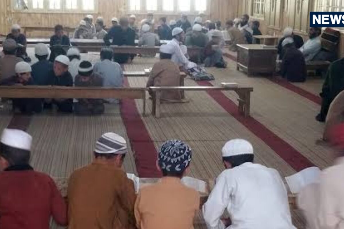 बुर्के में थी स्टूडेंट? बार-बार छूता रहा मदरसे का शिक्षक, CCTV में पकड़ा गया एहसानुल हक