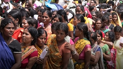 3 डिसमिल जमीन के लिए पटना पहुंच रहीं महिलाएं, गांव में किसने कहा- 'पटना में जमा करो आवेदन'?