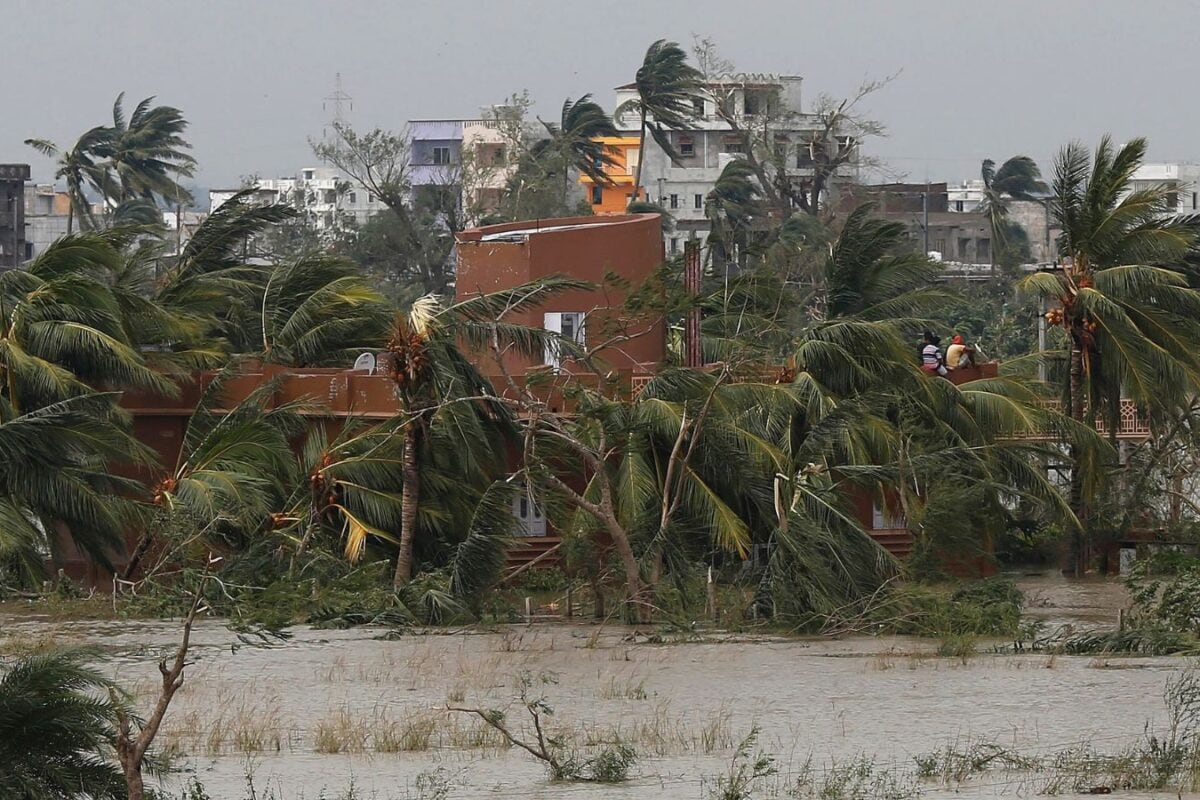75KM की रफ्तार से तूफानी हवाएं और आफत बरसाएगा आसमान बंगाल की खाड़ी का बंवडर मचाएगा तांडव 15 राज्यों में अलर्ट