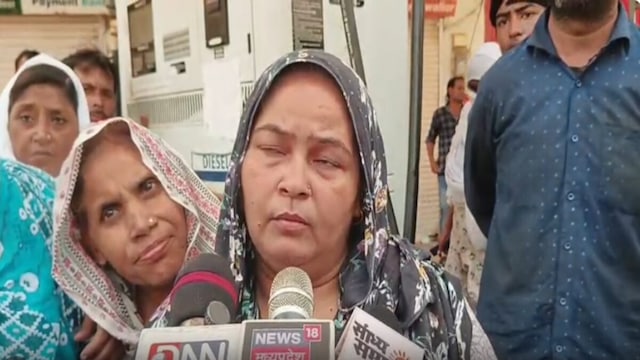 पेट्रोल पंप हादसा, 90% झुलसे कर्मचारी की पत्नी ने बच्चे संग धरने पर बैठी