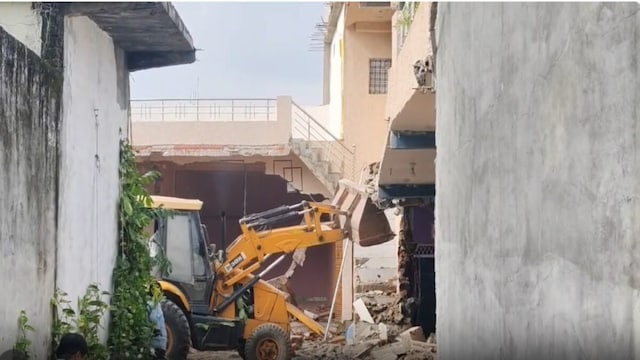 जहरीली शराबकांड में एक्शन, 3 आरोपियों के 5 मकानों पर चला बुलडोजर