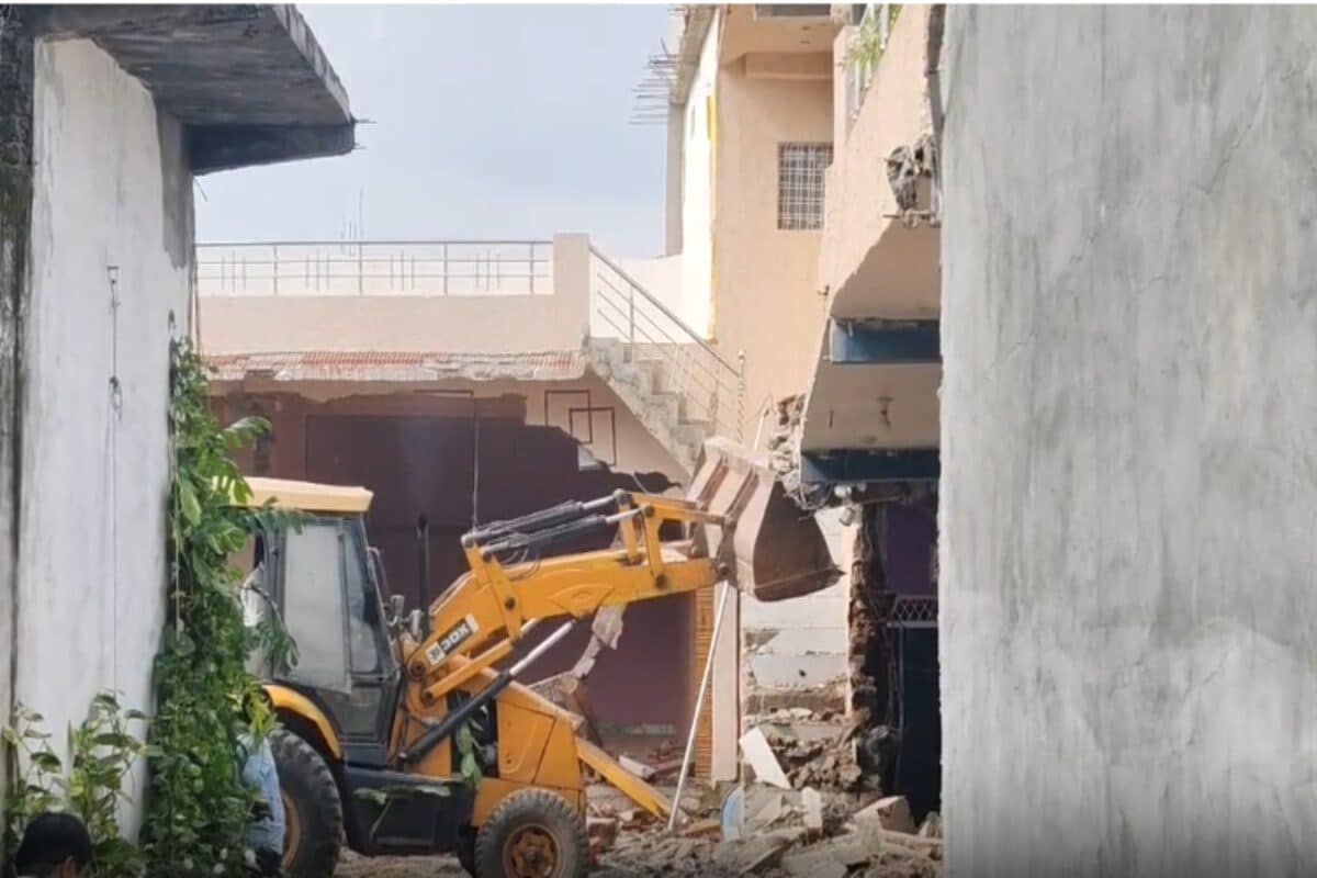 सागर जहरीली शराबकांड में बड़ा एक्शन, करणी सेना नेता समेत 3 आरोपियों के 5 मकानों पर चला बुलडोजर, भारी फोर्स तैनात