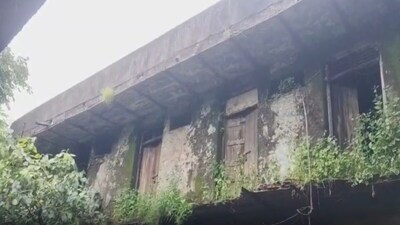 कटनी में बारिश के बीच जर्जर भवन का बारजा गिरा