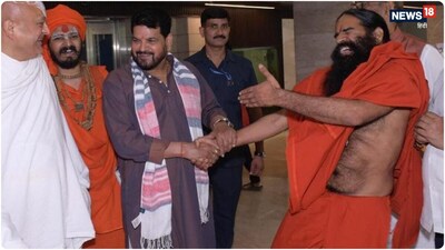 बाबा रामदेव और बृजभूषण शरण सिंह में बातचीत के बाद गलतफहमी दूर हो गई.