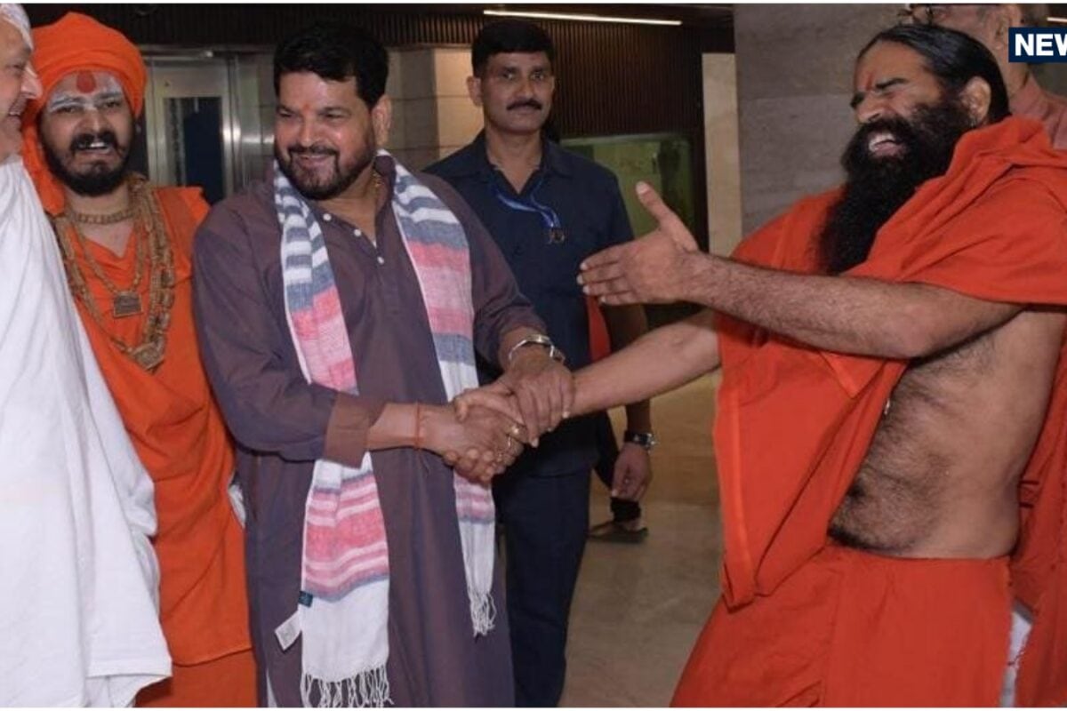 गिले-शिकवे खत्म बृजभूषण शरण सिंह और स्वामी रामदेव ने मिलाया हाथ गाय के घी पर बाबा ने दिया खुला चैलेंज