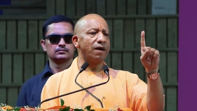 सीएम योगी ने सुनाया किस्सा कि कैसे 2017 से पहले सरकारी जमीन पर भी भू-माफिया कब्जा कर लेते थे. 