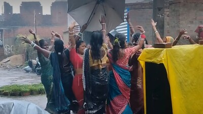Aunties dance to 'Bheeg Jaane De' in rain, swaying waists in viral video.