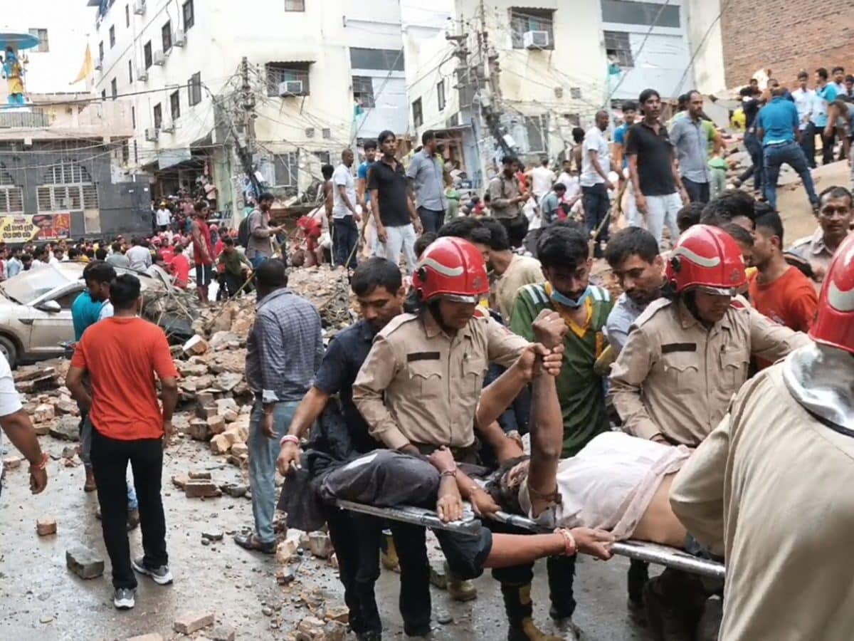 Delhi Building Hadsa: दिल्ली में भरभराकर गिरी इमारत, हादसे की पहली तस्वीरें क्या बता रही हैं? - News18 हिंदी