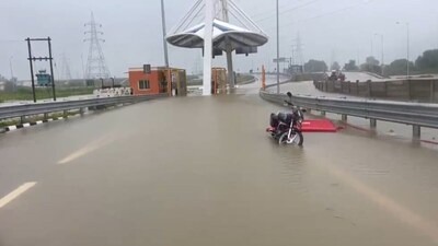 यूपी में भारी बारिश के बाद गंगा एक्सप्रेसवे का उन्नाव के पास टोल बूथ डूबा. 