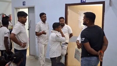 चनावे जेल में शराब मामले में बंद 23 वर्षीय कैदी नीरज कुमार यादव की इलाज के दौरान सदर अस्पताल में मौत हो गई.