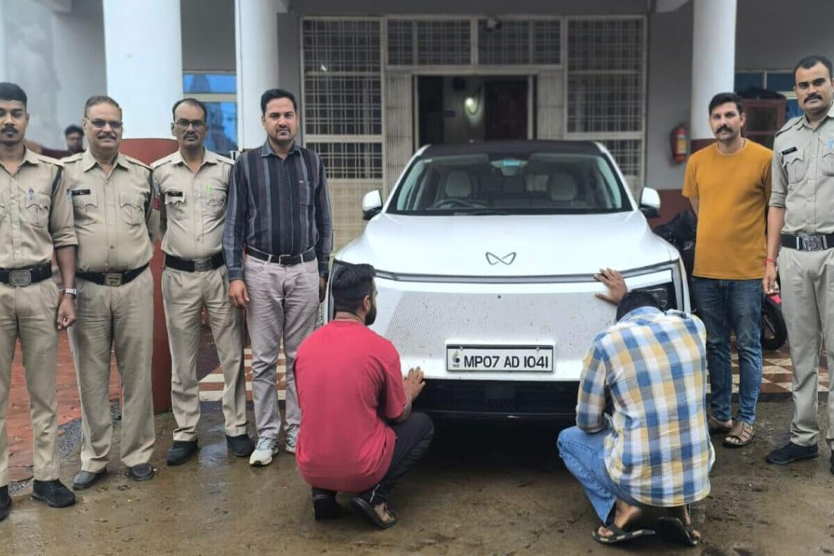 रिफंड ले लेते थे, मोबाइल भी नहीं लौटाते थे... अमेजन पर करोड़ों की ठगी करने वाले गिरफ्तार, 35 लाख की कार जब्त