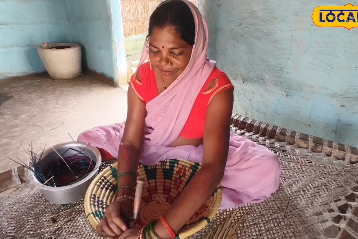 लखीमपुर में मूंज घास से महिलाएं बुन रही खूबसूरत डलियां एक हफ्ते में तैयार होती है एक टोकरी प्लास्टिक के दौर में जिंदा है परंपरा