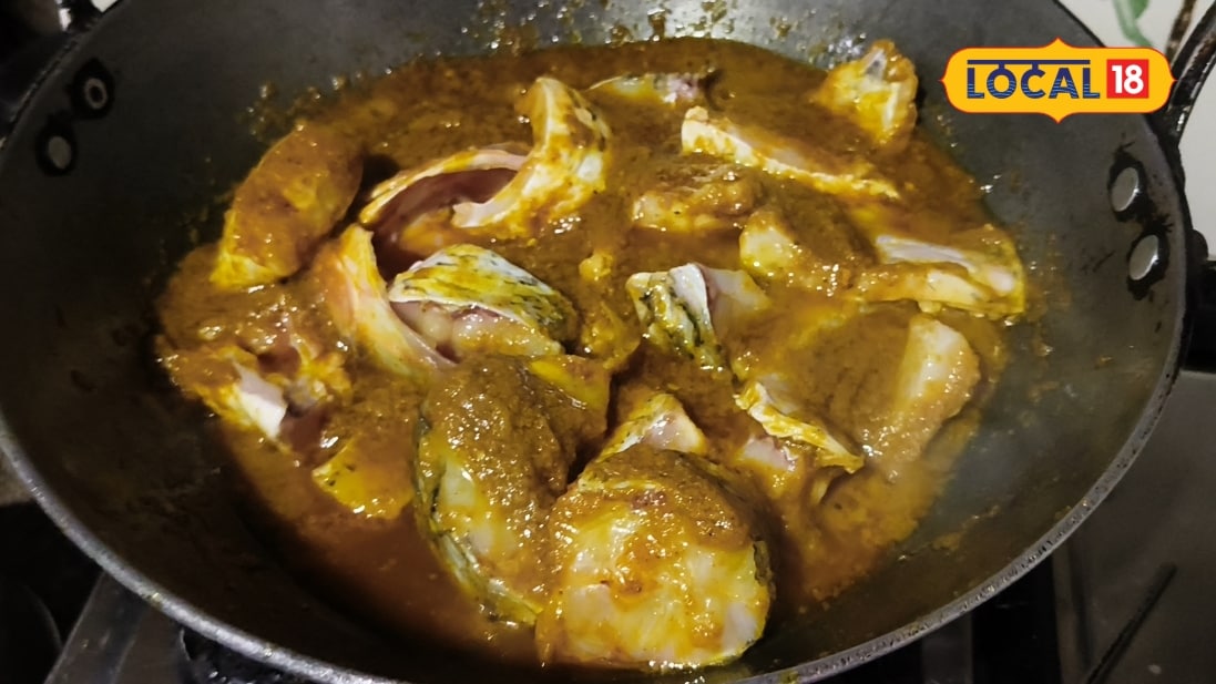 Fish Curry Recipe: बाहर मछली खाकर हो गए हैं बोर घर पर इन चीजों को डालकर बनायें फिश रेसिपी होटल का स्वाद जाएंगे भूल