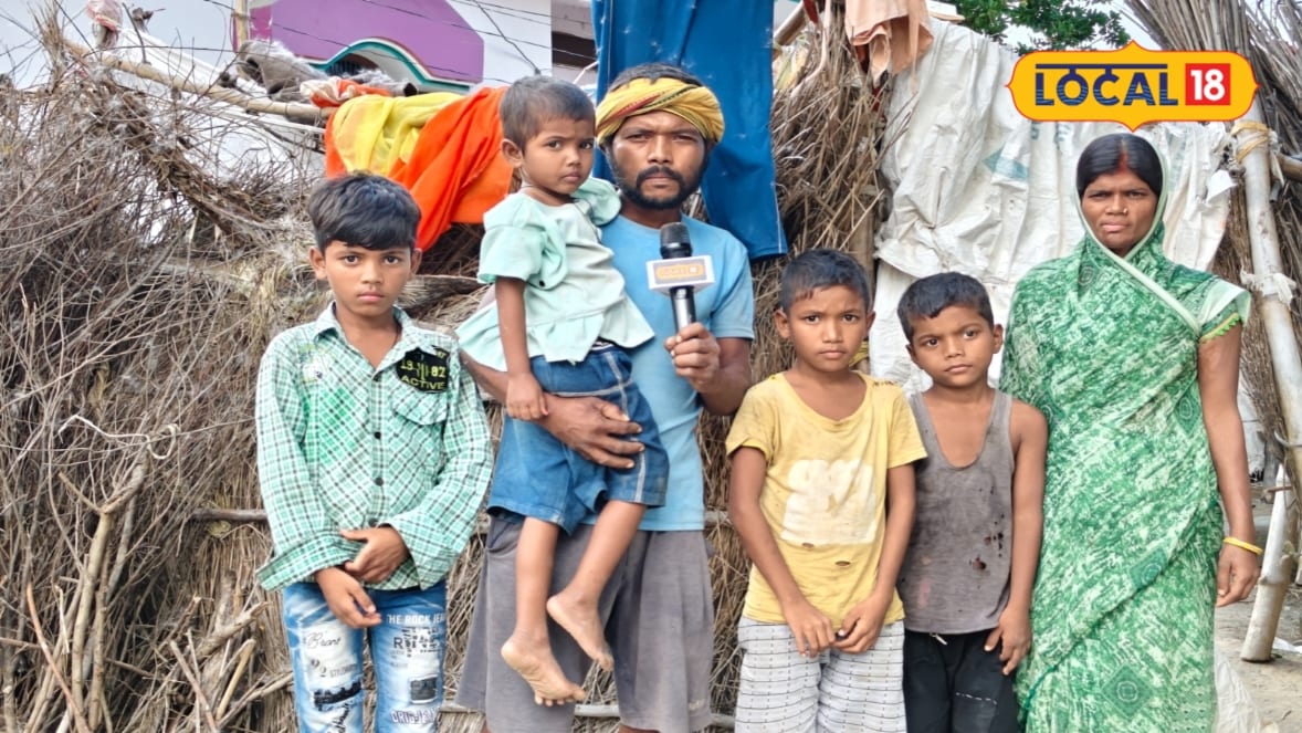 बलिया के बड़ागांव में निर्मला चार बच्चों के साथ टीन-तिरपाल की झोपड़ी में रहने को मजबूर बारिश में भीग जाती हैं किताबें