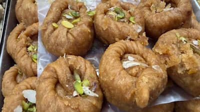 Haridwar's 100-Year-Old Gem: Moti Bazaar Shop Serves Desi Ghee Samosas & Sweets Since British Era.