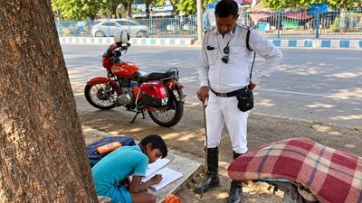सड़क किनारे दिखा रहे कलम की ताकत, जानिए कोलकाता के ट्रैफिक पुलिस अफसर की अनोखी दास्तान. (Photo : Social Media)