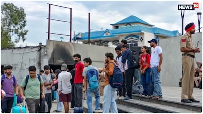 एलपीयू में क्लास सस्पेंड होने के बाद छात्र अपने घर लौटने लगे हैं. (पीटीआई)