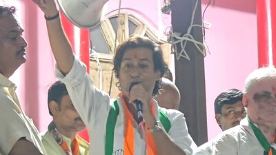 आगर मालवा में नुक्कड़ नाटक के दौरा जनसभा को संबोधित करते जयवर्धन सिंह.