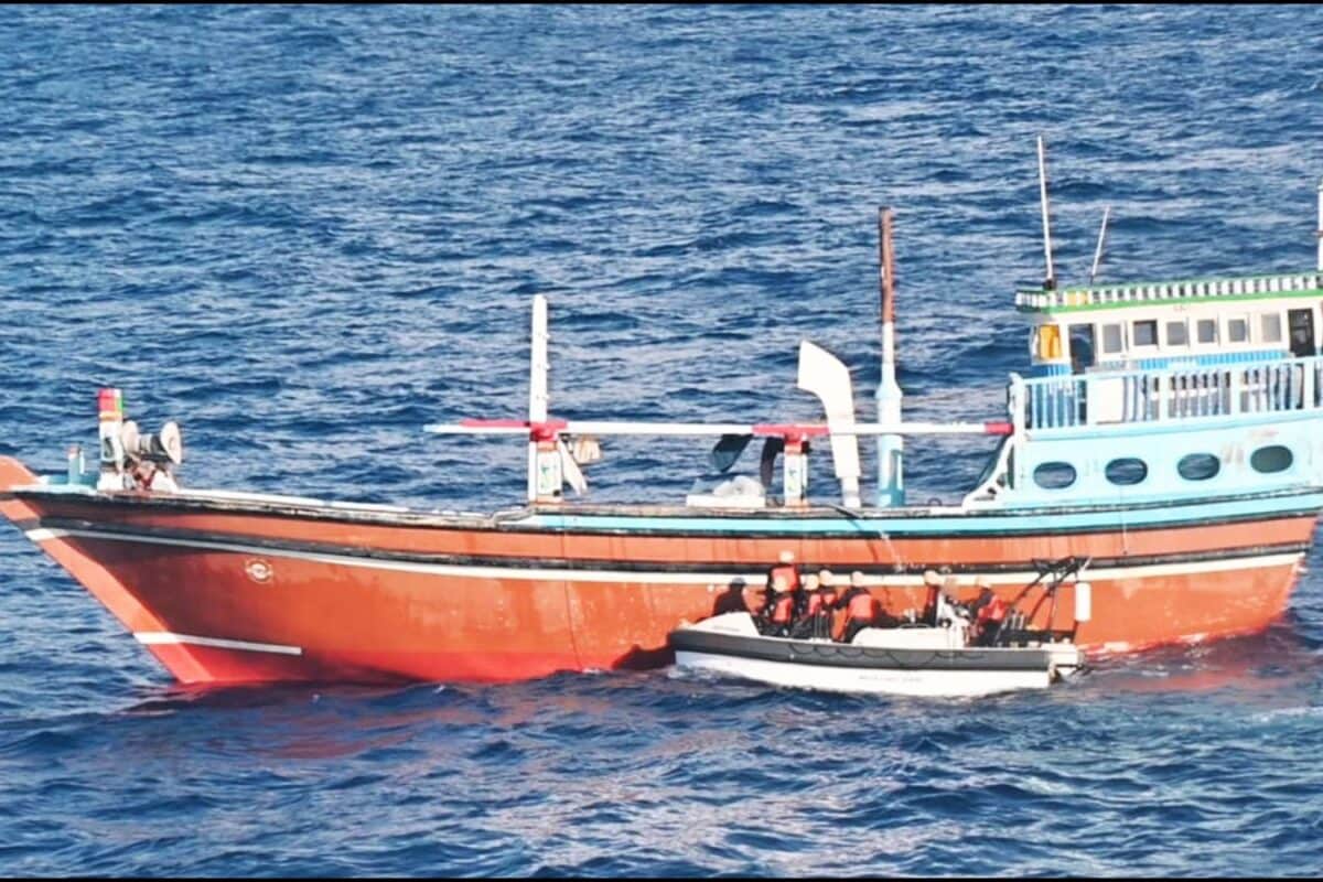 समुद्र में 3000 करोड़ का ‘ड्रग्स खेल’ फेल तटरक्षक बल ने ईरानी जहाज़ से पकड़ी 526 किलो खेप