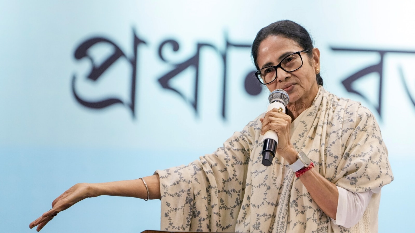TMC के नाम-निशान पर ECI का बड़ा फैसला, ममता बनर्जी और अरूप रॉय गुट को लगा झटका