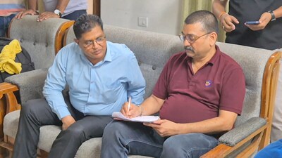 सीएमओ से पूछताछ करती लोकायुक्त की टीम.