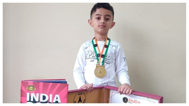 नन्हे शिवाक्ष के दिमाग में बसा पूरा वर्ल्ड मैप, 12 मिनट में कर दिया बड़ा कमाल