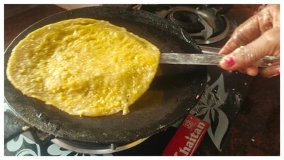 तवे पर बनाता मक्के का छिलका