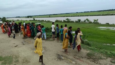 मुजफ्फरपुर में बागमती नदी की उपधारा में नाव पलटने से बड़ा हादसा हो गया.