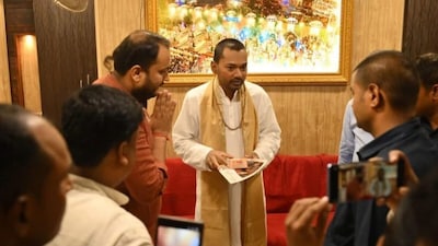 वाराणसी में निशांत कुमार ने सीएम योगी आदित्यनाथ की तारीफ की. 