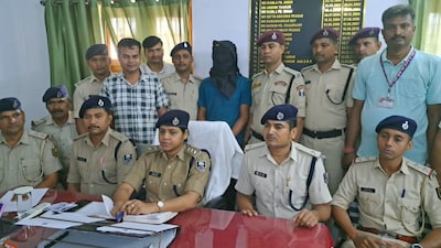 बिहार में चलती ट्रेन में खुद को पुलिस, RPF या STF का जवान बताकर यात्रियों से पैसे वसूलने के आरोपी को रेल पुलिस ने गिरफ्तार किया है.