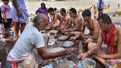 पितृ पक्ष में तर्पण की सही विधि. (Photo: PTI)